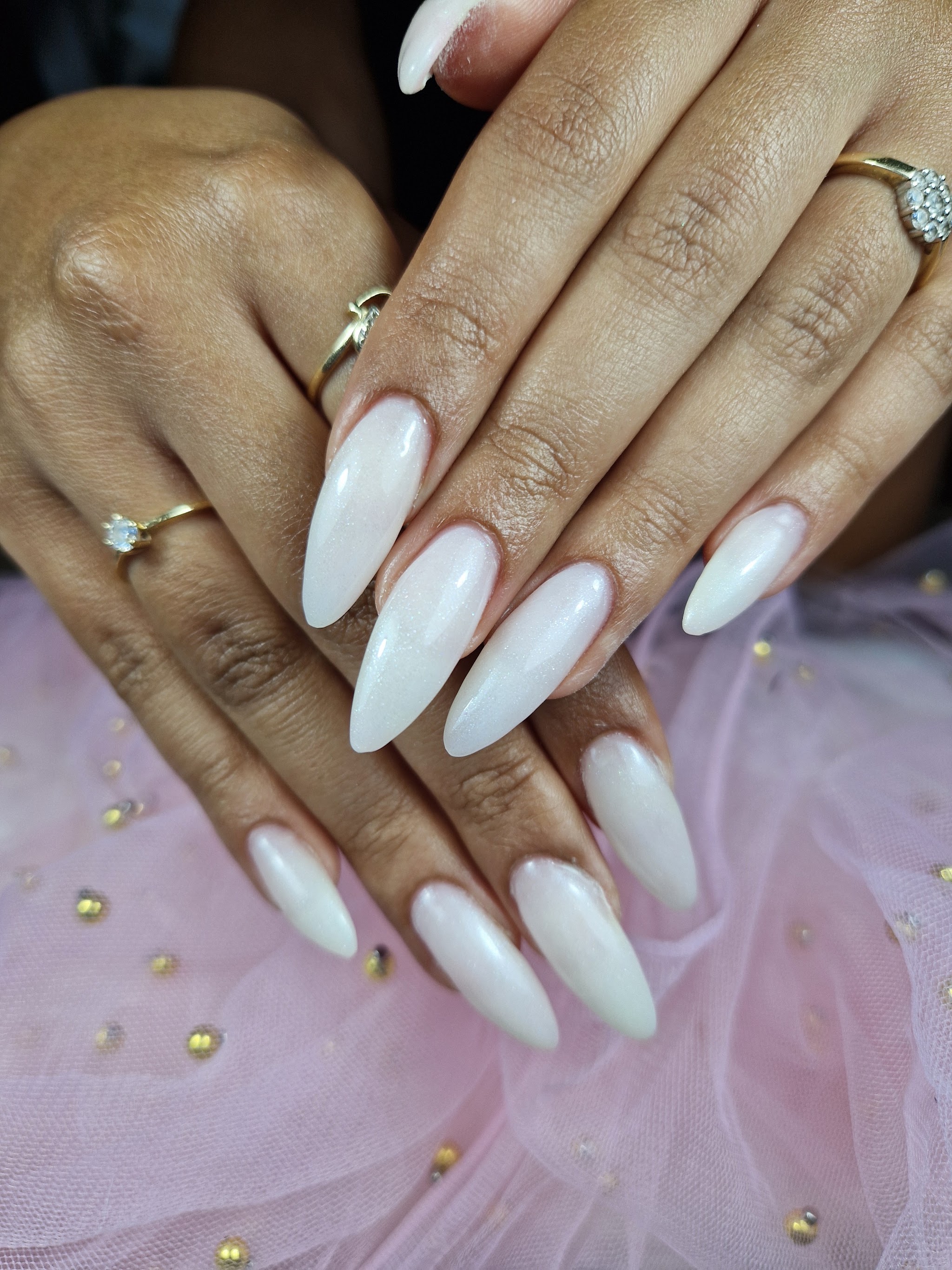 Lange, zachtwitte nagels met een parelmoerglans