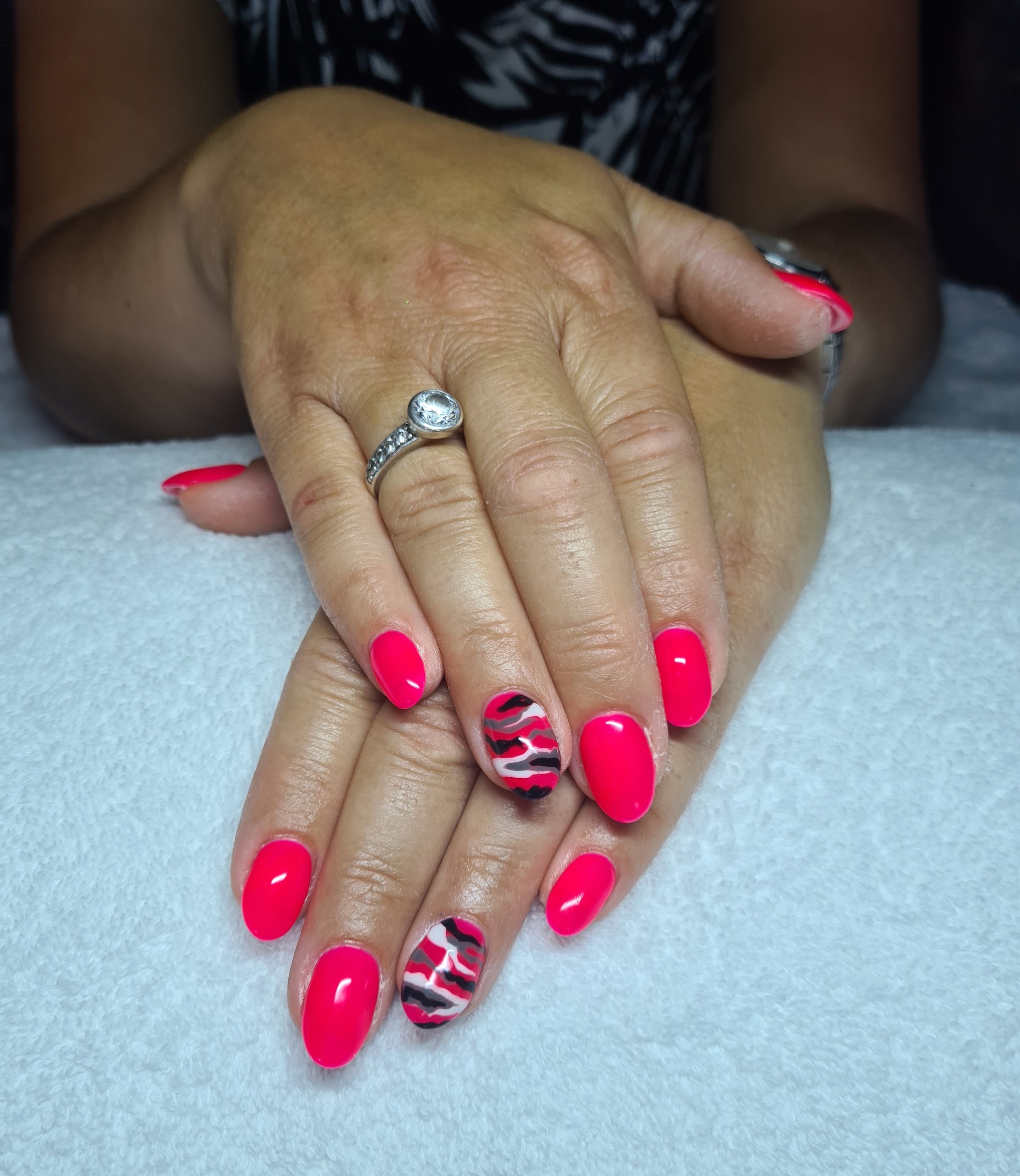 Felroze nagels met zwarte en witte accenten