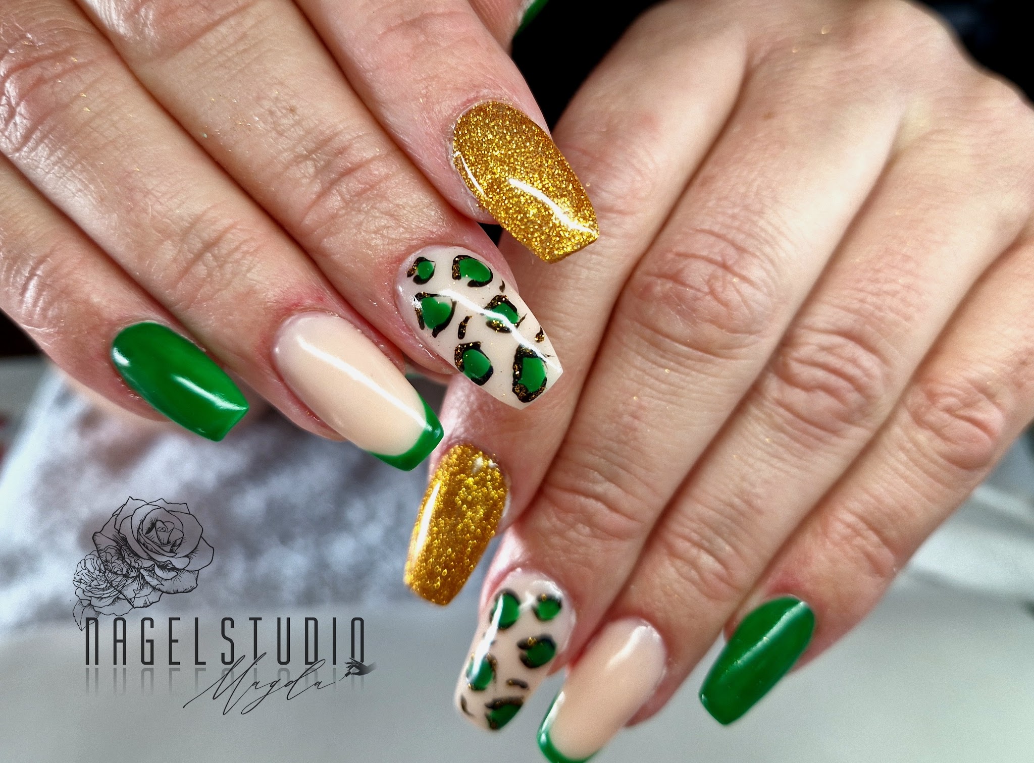Groene en goudkleurige nagels met een fijn luipaardmotief