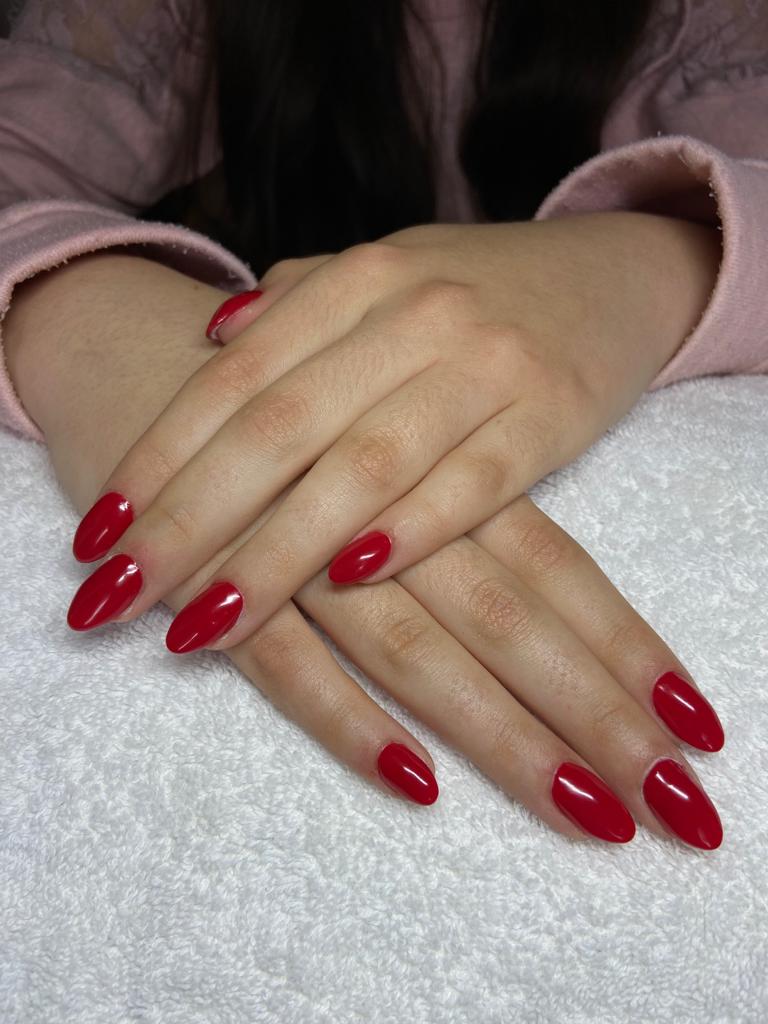 Rode nagels met een glanzende afwerking