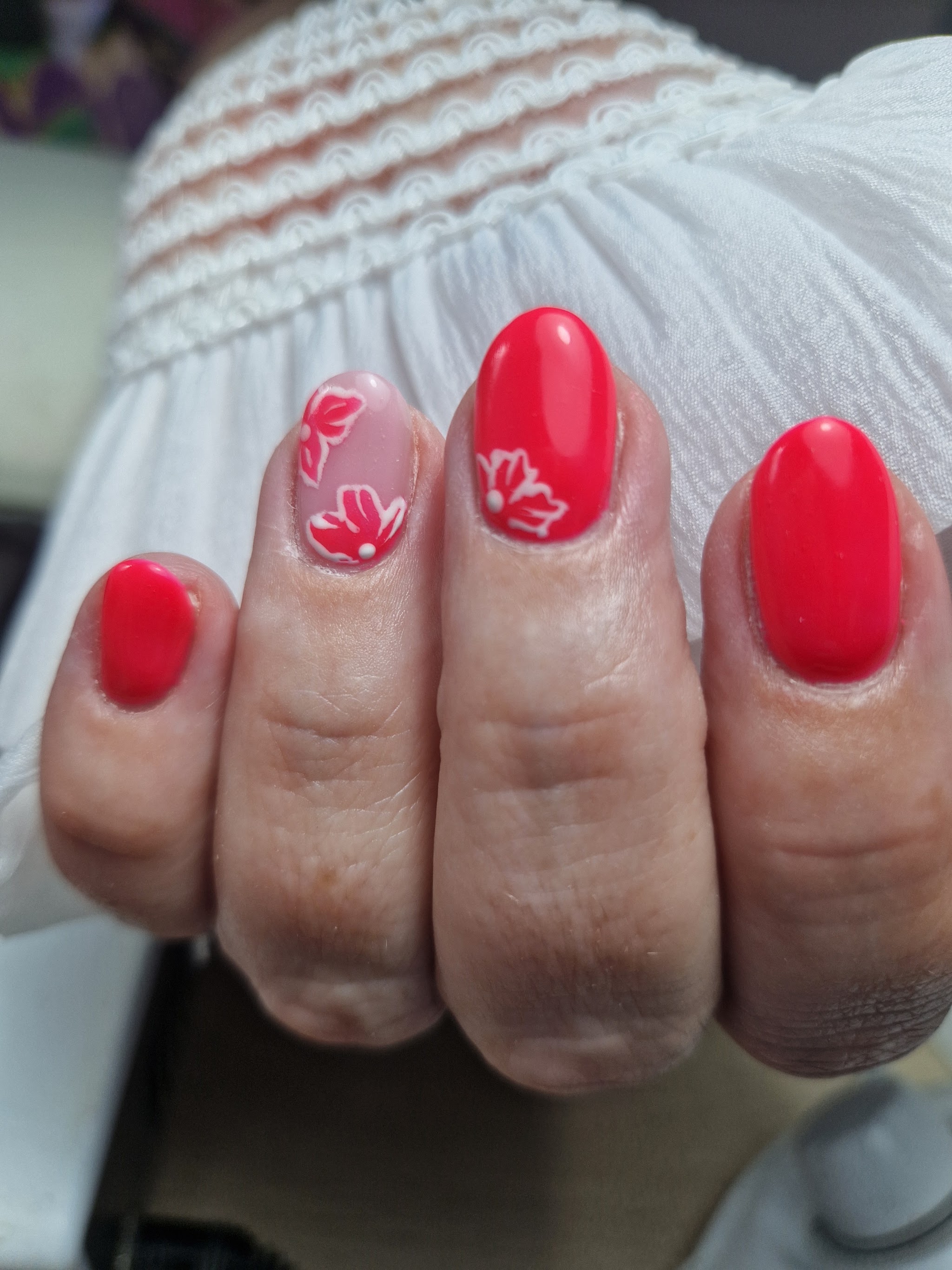 Roze nagels met fijne bloemmotieven